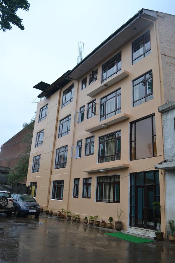 Royal Residency Hotel Srinagar  Bagian luar foto