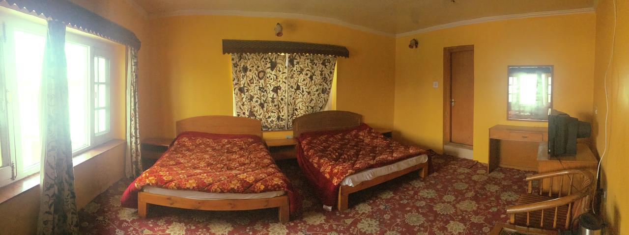 Royal Residency Hotel Srinagar  Bagian luar foto